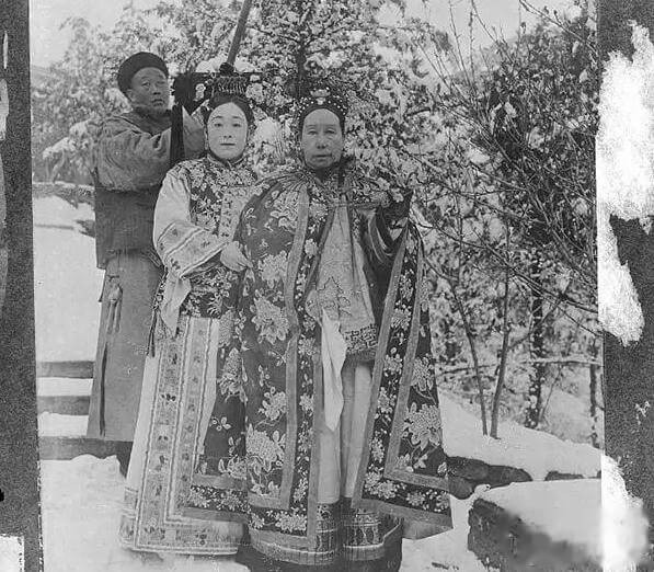 Lão Phật Gia và Đức Linh, người đứng sau chiếc ô là thái giám Cui Yugui.