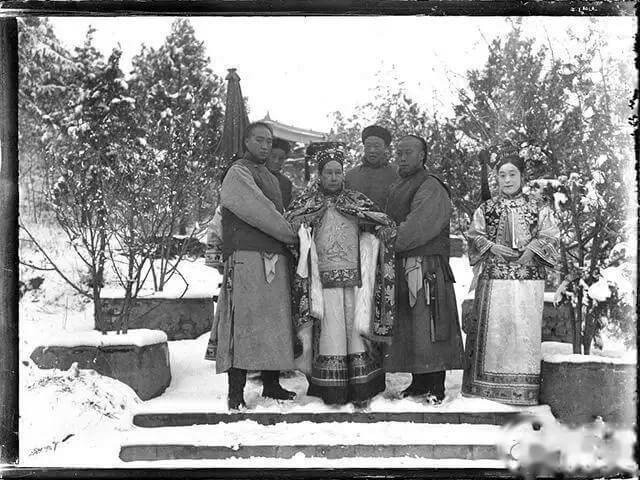 br/> Dung Linh là con gái của sứ thần nhà Thanh - Dụ Canh tại Nhật và Pháp, là em gái của nữ quan Đức Linh. Hai anh em họ được chọn vào cung với nền tảng học vấn, gia cảnh tốt. Dung Linh là nhiếp ảnh gia ruột của Từ Hi. Loạt ảnh về cuộc sống hàng ngày của bà sau đây đều do bà chụp.