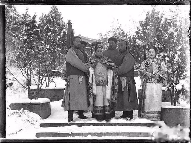 br/> Dung Linh là con gái của sứ thần nhà Thanh - Dụ Canh tại Nhật và Pháp, là em gái của nữ quan Đức Linh. Hai anh em họ được chọn vào cung với nền tảng học vấn, gia cảnh tốt. Dung Linh là nhiếp ảnh gia ruột của Từ Hi. Loạt ảnh về cuộc sống hàng ngày của bà sau đây đều do bà chụp.