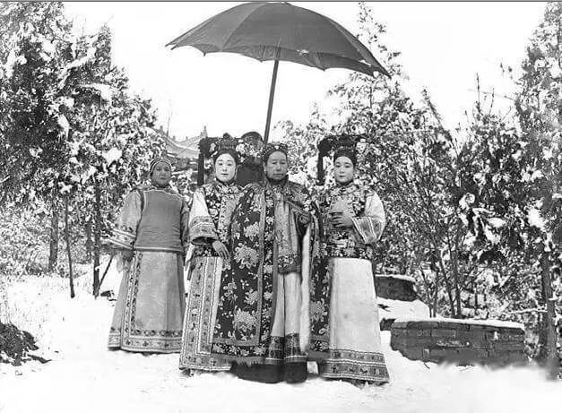 Từ Hi thái hậu chụp ảnh cùng Đức Linh và Dung Linh.