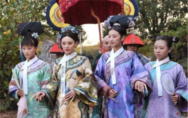 - Thứ hai, họ nghĩ rằng sẽ dễ dàng nhận được sự thương hại của hoàng đế hơn. Chắc hẳn ai cũng đã từng nghe qua câu thành ngữ “Ta thấy tội nghiệp”, nếu một người phụ nữ có thể dễ thương đến mức được mọi người yêu mến thì ai cũng có thể tưởng tượng được hoàng đế sẽ bị cám dỗ như thế nào.