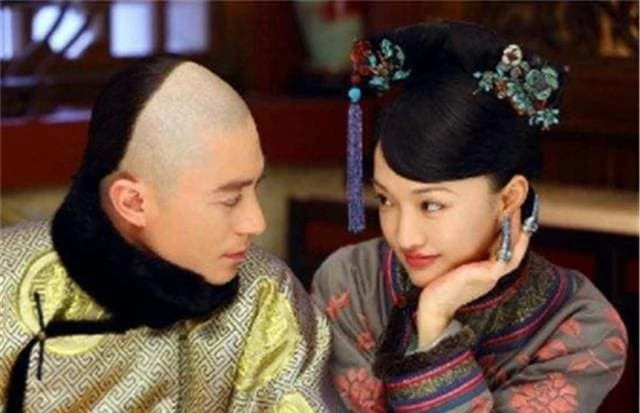 - Thứ ba, theo quan điểm của họ, đây là biểu hiện của bản sắc. Chúng ta cũng có thể thấy trong các bộ phim cung đình nhà Thanh thường thì cung tần mỹ nữ có cấp bậc càng cao thì xung quanh họ càng có nhiều thái giám và cung nữ bên cạnh.