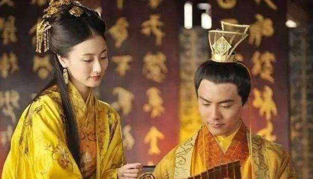 Cũng bởi vì hoàng đế thích phụ nữ chân yếu tay mềm nên những phi tần đó cũng vội vàng làm theo.