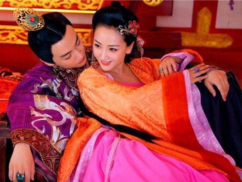 Điều này cũng có thể nhìn ra từ thái độ đi đứng thường ngày của những phi tần đó, nhưng sau khi được sủng ái thì phong độ càng lộ rõ.