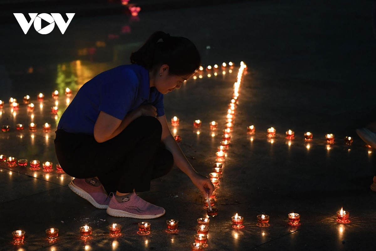 Các đoàn viên, thanh niên bày tỏ lòng thành kính và biết ơn sâu sắc trước những cống hiến lớn lao, sự hy sinh quên mình của các anh hùng liệt sỹ đã anh dũng chiến đấu, hy sinh cho nền độc lập dân tộc.