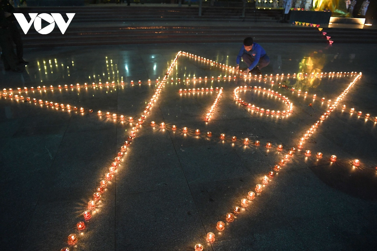 Số 70 được xếp bằng các ngọn nến lung linh.