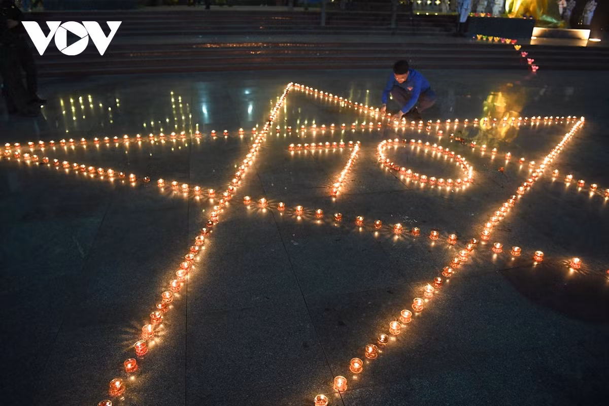 Số 70 được xếp bằng các ngọn nến lung linh.