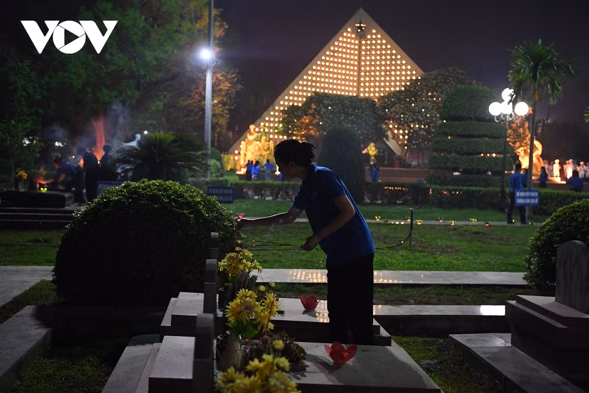 Chị Phạm Thanh Huyền, cán bộ điện lực Điện Biên cho biết, rất xúc động khi được tham gia lễ thắp hương tưởng niệm các anh hùng liệt sĩ.