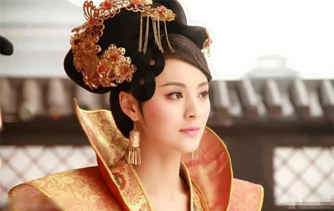 Nàng hậu có làn da toả hương, bị ép làm chiến lợi phẩm là ai? Nang hau co lan da toa huong, bi ep lam chien loi pham la ai?