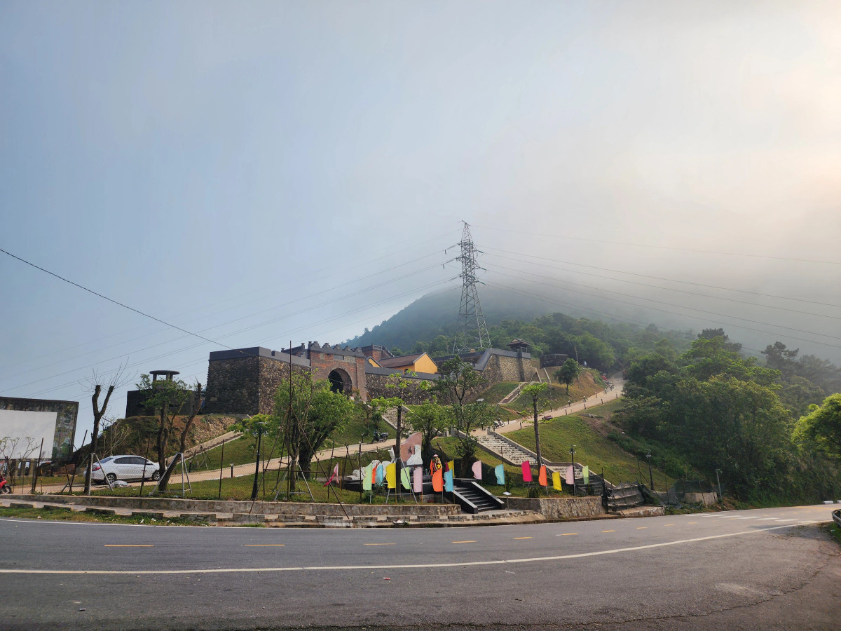 Nằm trên đỉnh cung đường đèo Hải Vân, Hải Vân Quan luôn luôn có sương mù nhẹ bao phủ.