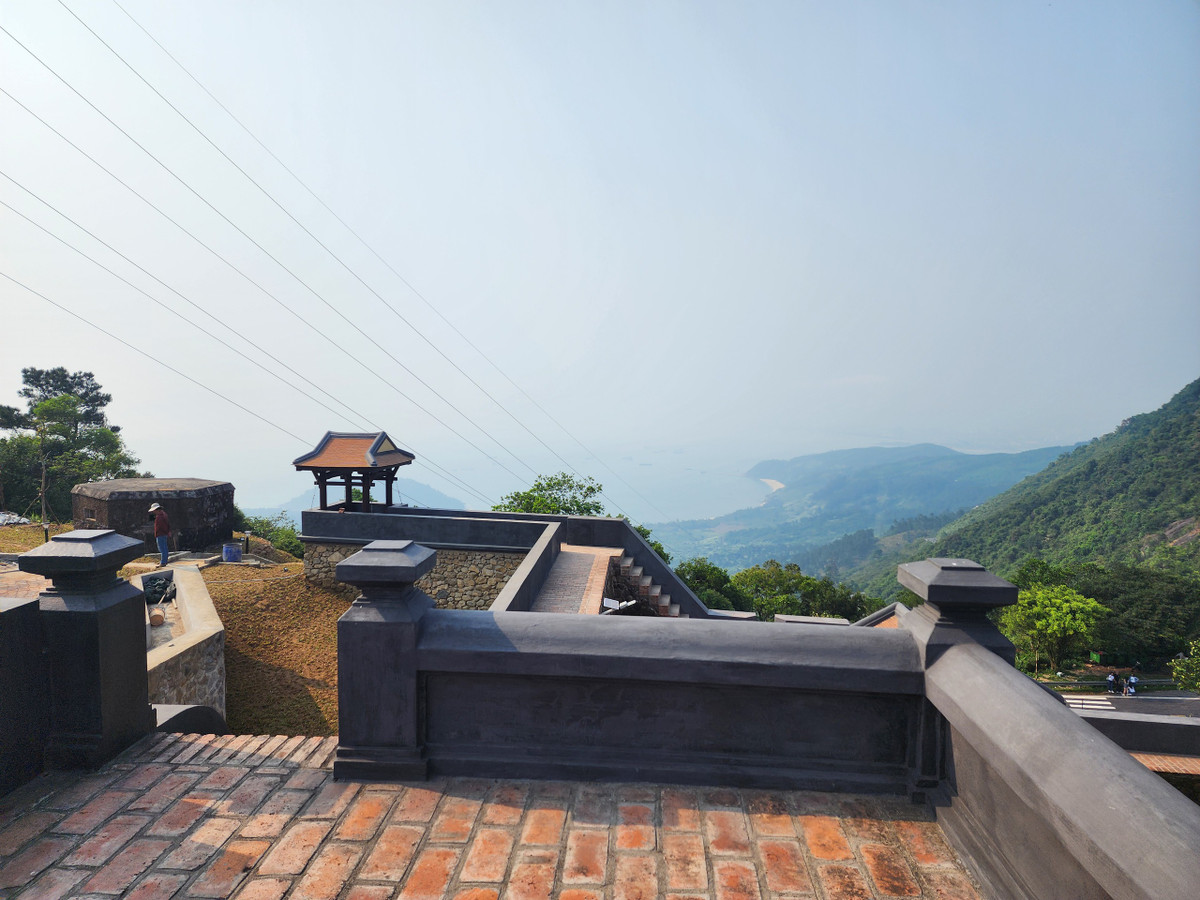 Kiến trúc độc đáo, hòa mình vào núi rừng, mây trời của Hải Vân Quan.