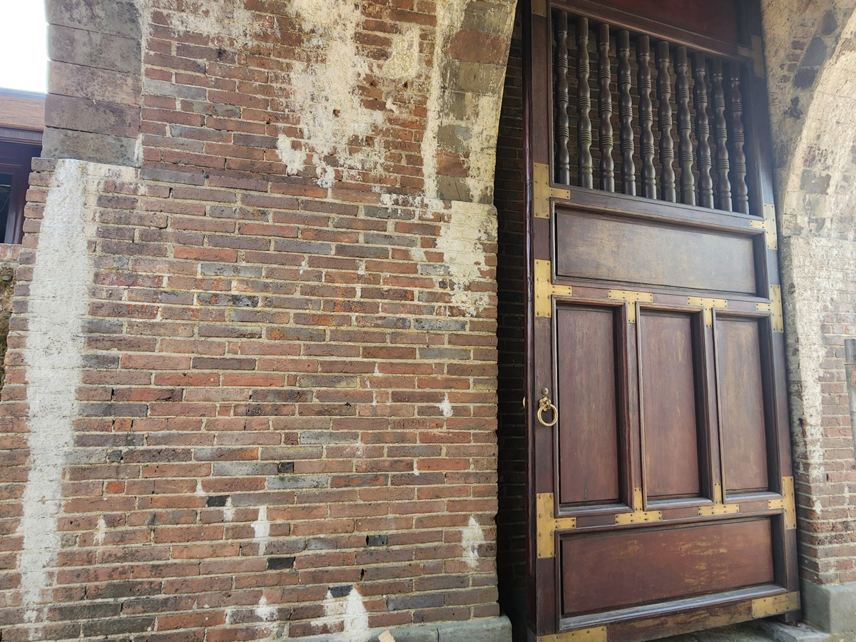 Cửa cổng chính bằng gỗ, chủng loại gỗ và kiến trúc thiết kế cánh cửa đã được sao y bản gốc 100%.