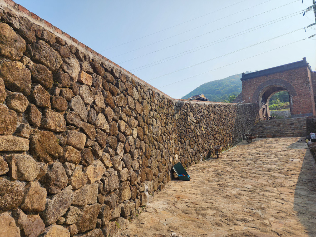 Con đường đưa quan, lính đến cổng hậu để tới chòi vọng gác.