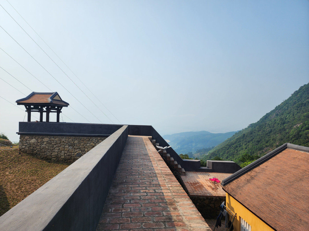 Du khách leo lên trên mặt bờ tường, cũng chính là con đường dẫn đến ba chòi vọng cảnh để ngắm toàn cảnh đỉnh Hải Vân.