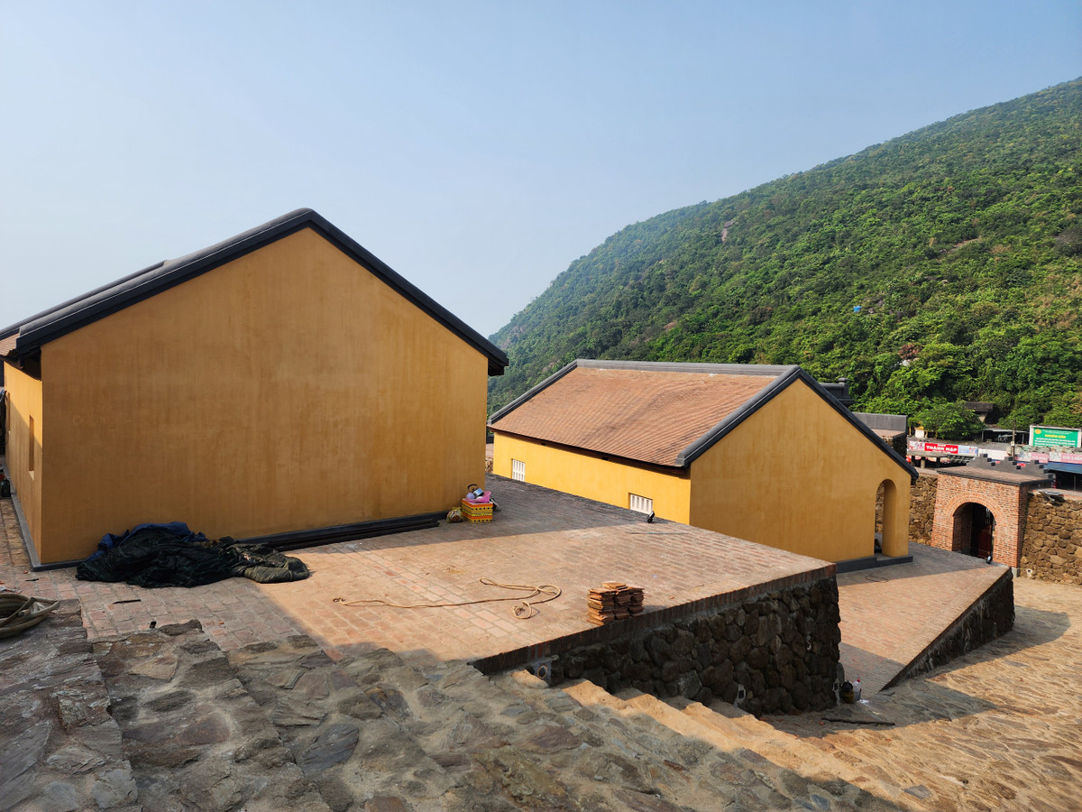 Ngôi nhà lưu trú cho vua quan và bếp hiện lên đúng phiên bản nguyên thủy của công trình.