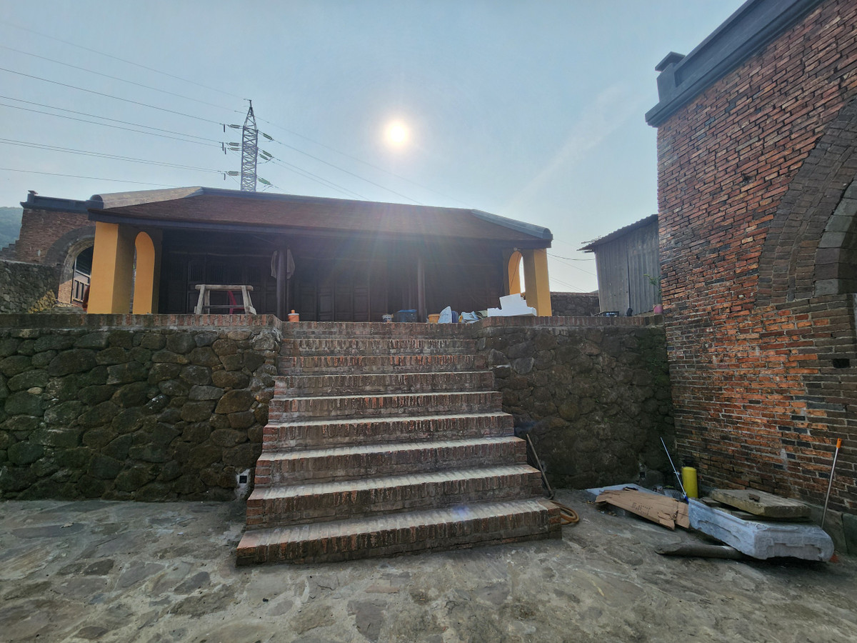 Vào qua cổng, du khách sẽ được khám phá hàng loạt công trình mới được phục dựng.