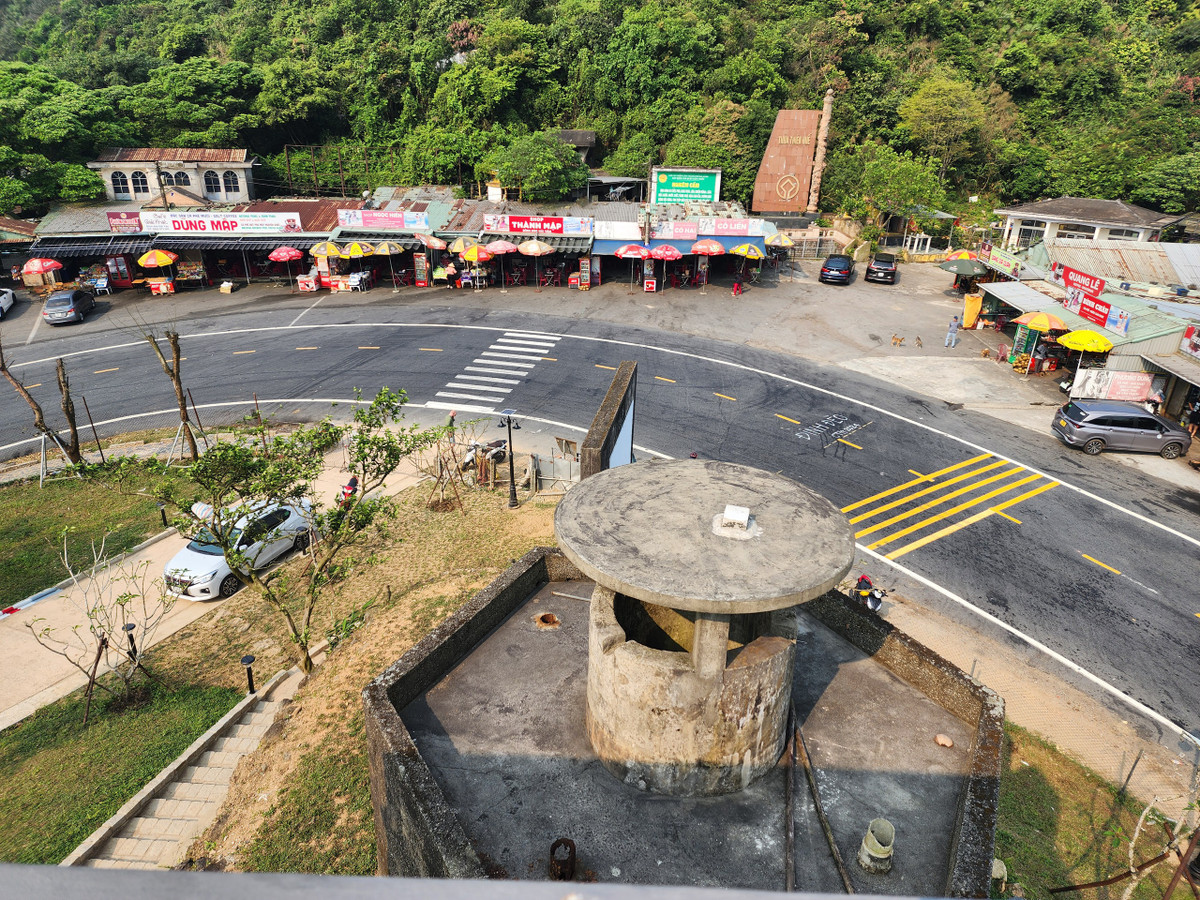 Lô cốt của lính gác còn giữ được nguyên vẹn, nằm bên con đường đỉnh đèo uốn lượn.