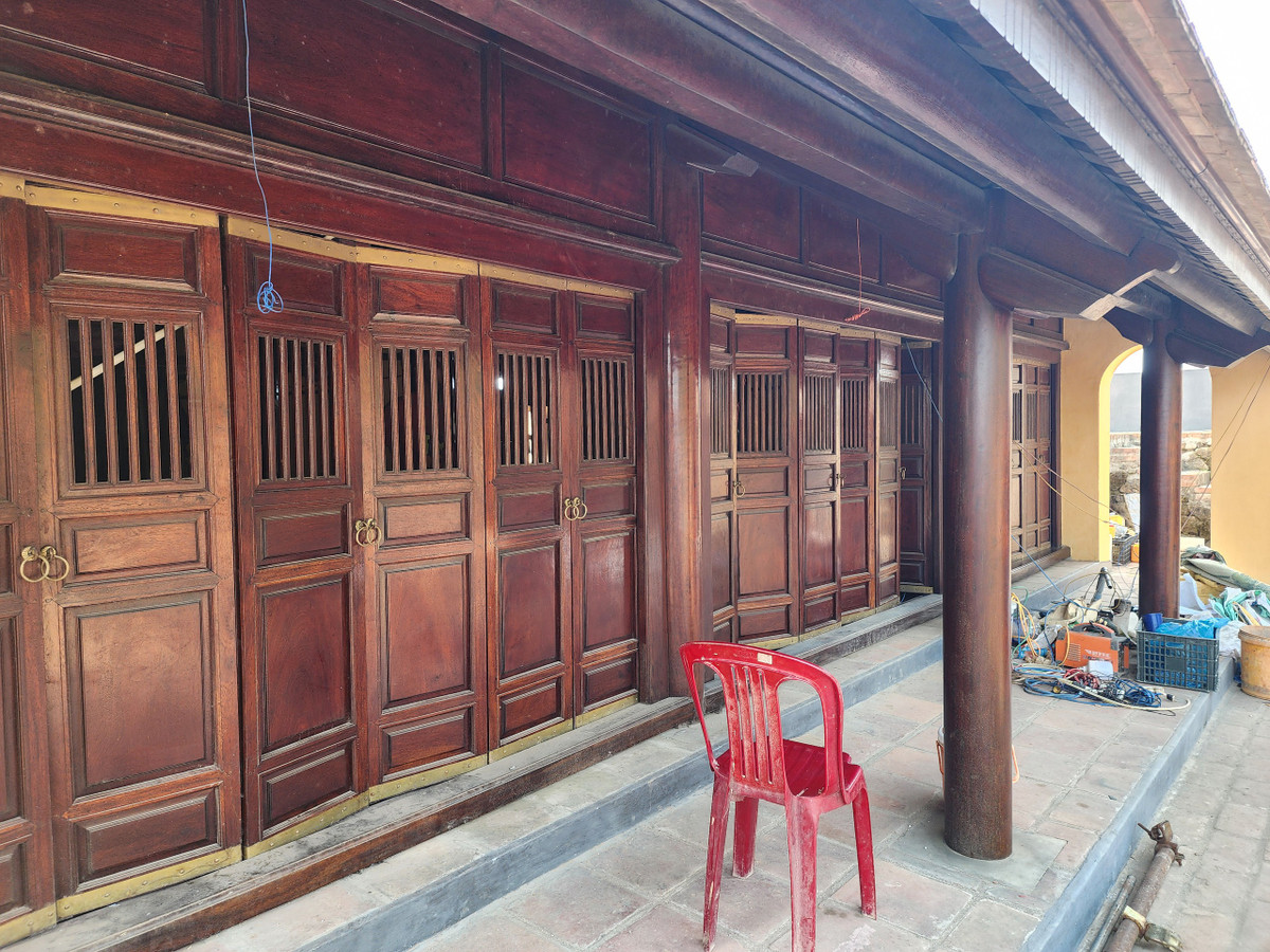 Ngôi nhà lưu trú ba gian của vua quan với kiến trúc bên trong hoàn toàn bằng gỗ.