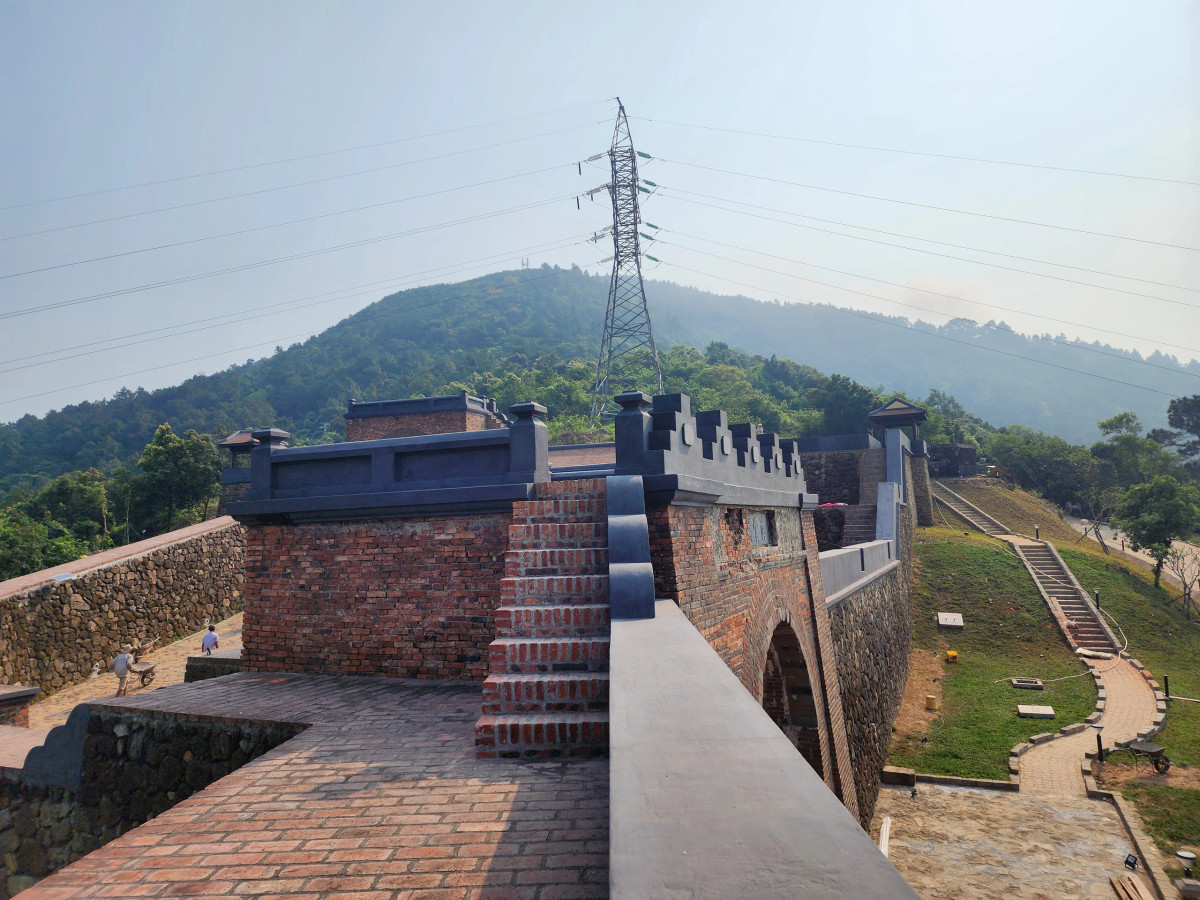 Ông Huỳnh Quốc Thiện, Giám đốc Bào tàng Đà Nẵng cho biết: "Di tích còn lại là cổng chính và lô cốt của lính gác, còn tất cả đã bị tàn phá. Các chuyên gia phải đào bới lớp đất, lộ nguyên nền công trình, dựa trên các bản vẽ cổ xưa để phục dựng".