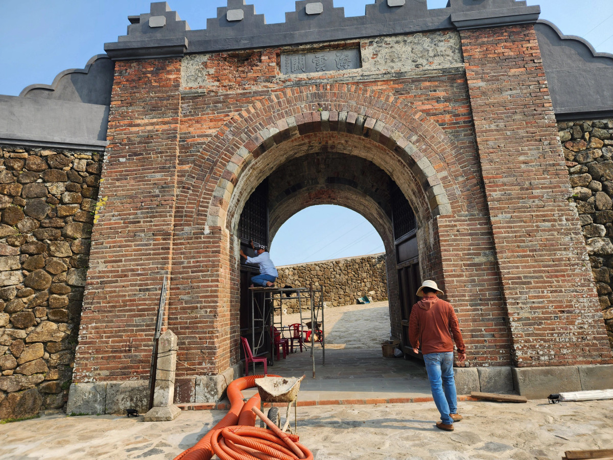 Cổng Hải Vân Quan đang thực hiện những công đoạn cuối cùng để hoàn thành.