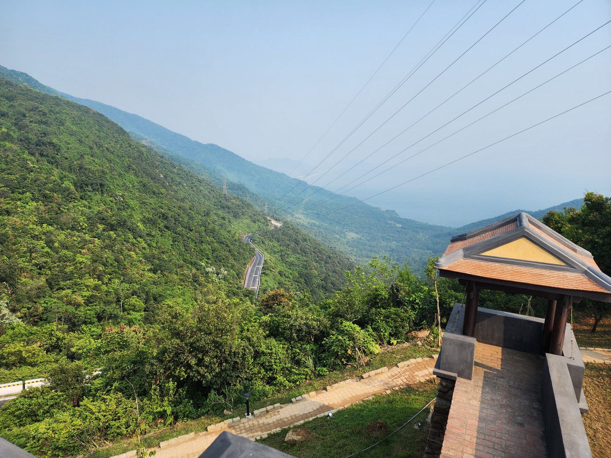 Lên chòi cao nhất, du khách được ngắm toàn cảnh đèo Hải Vân quanh co ẩn hiện trong núi rừng.