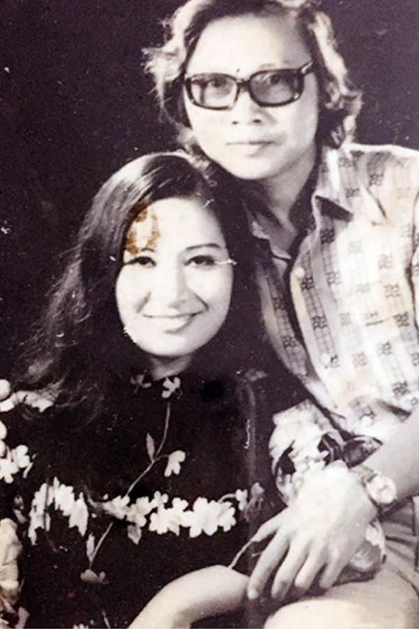 Mặc dù là ca sĩ có nhan sắc và tài năng nhưng vì bản tính nhút nhát nên mãi đến năm 1972, bà mới bắt đầu dám hát đơn ca; trước đó bà chỉ dám hát tốp ca. Ca khúc đầu tiên mà bà hát là ca khúc "Trèo lên trái núi thiên thai" do NSƯT Đinh Thìn đệm bằng sáo trúc.Trong những năm 1980, bà cùng với các nghệ sĩ khác như Mạnh Hà, Thúy Hà... trở nên nổi tiếng hơn nhờ các ca khúc nhạc quê hương với phong cách mới mẻ. Cũng trong thời gian này nữ nghệ sĩ cùng với một số bạn diễn được cử đi Tiệp Khắc tham dự Tài năng trẻ quốc tế ở vị trí ban giám khảo.