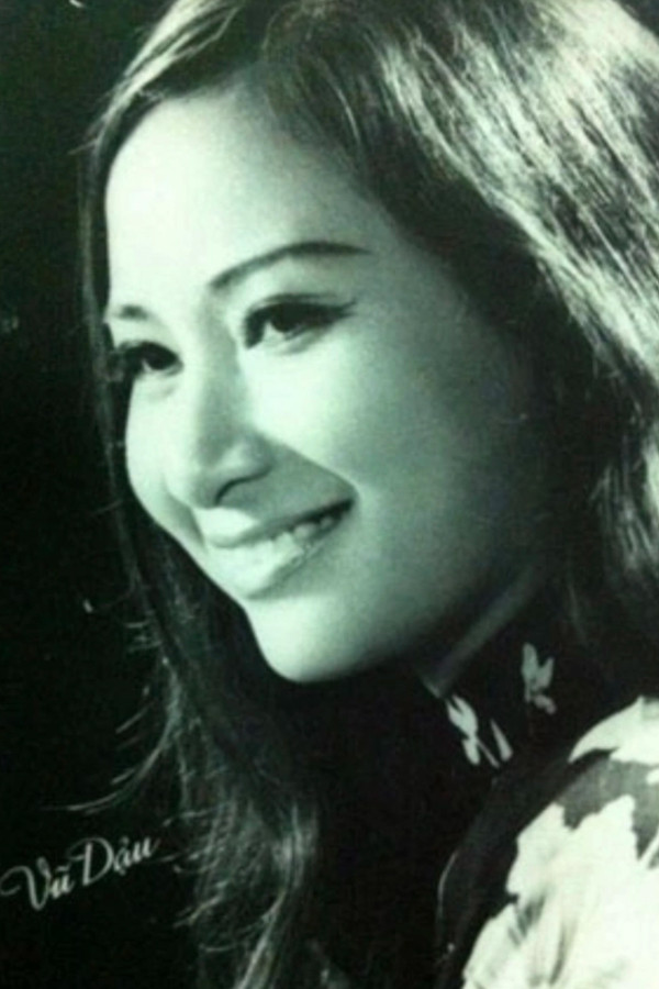  NSƯT Vũ Dậu là một trong những mỹ nhân của làng nhạc Hà thành. NSƯT Vũ Dậu là con thứ ba trong gia đình gốc Hà Nội, cha của bà là chủ hãng buôn ngũ cốc nổi danh một thời. Ngoài kinh doanh, ông còn rất yêu văn nghệ và cũng chính vì thế nên ông đã động viên NSƯT Vũ Dậu theo con đường ca hát. Nhờ có cha ủng hộ nên NSƯT Vũ Dậu tiếp xúc với nghệ thuật từ sớm. Năm 13 tuổi, bà là một trong những thành viên của đội sơn ca trực thuộc Đài tiếng nói Việt Nam. Sau đó, khi còn là một học sinh của trường trung học Việt Đức Hà Nội, bà được gọi vào Đoàn ca múa nhạc trung ương.