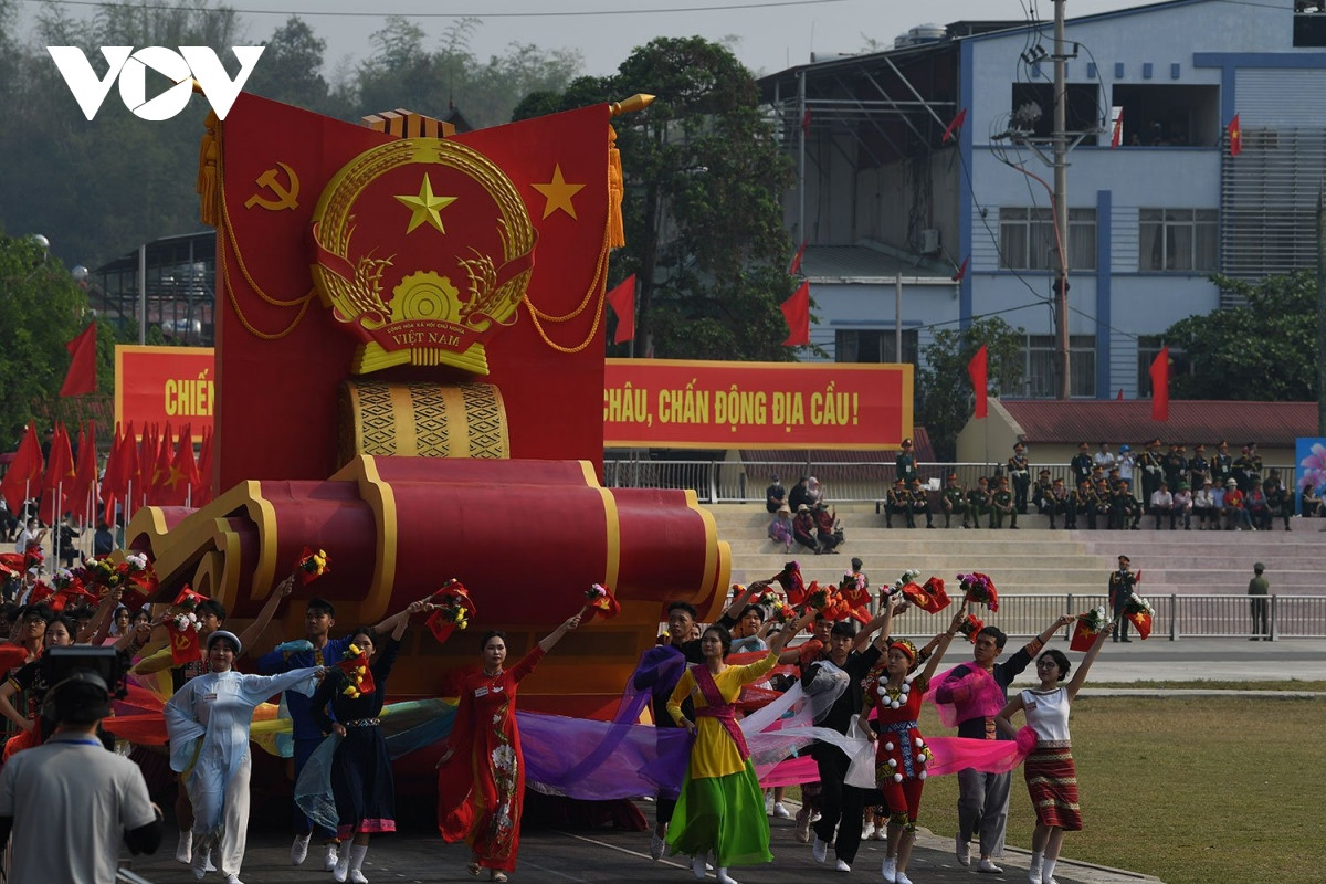 Các khối nghi trượng và đội hình diễu binh, diễu hành tiến vào lễ đài. Đi đầu là Quốc huy nước Cộng hòa Xã hội Chủ nghĩa Việt Nam.