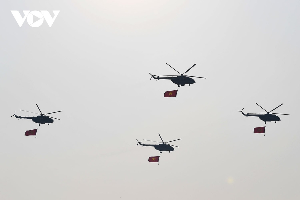 Các biên đội trực thăng vũ trang thuộc Quân chủng Phòng không - Không quân, Quân đội nhân dân Việt Nam mang theo cờ Đảng, cờ Tổ quốc.