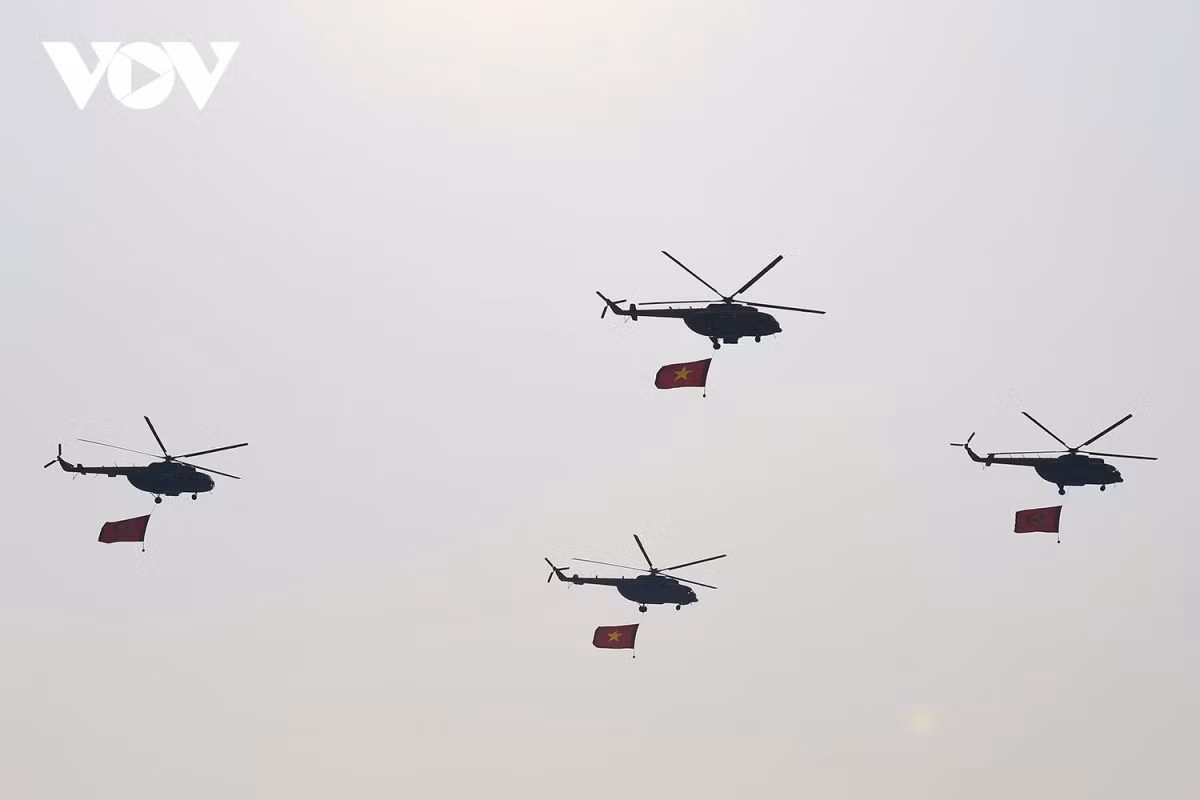 Các biên đội trực thăng vũ trang thuộc Quân chủng Phòng không - Không quân, Quân đội nhân dân Việt Nam mang theo cờ Đảng, cờ Tổ quốc.