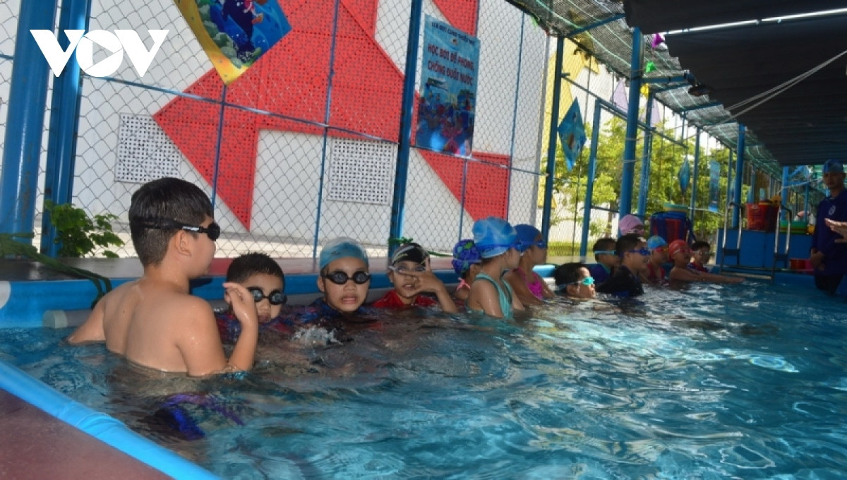 Cách phòng tránh viêm tai khi bơi lội trong ngày hè Cach phong tranh viem tai khi boi loi trong ngay he