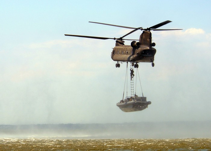 CH-47 có tải trọng chở hàng đến 12,7 tấn cho phép chở 33-55 binh sĩ hoặc 24 cáng cứu thương với tầm bay chiến đấu 370km.