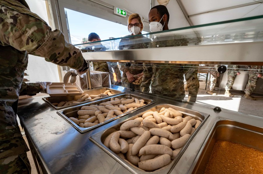  Lính Đức có thể thưởng thức món ăn đóng gói sẵn gồm đậu lăng với xúc xích, chả bò sốt cà chua, mì Ý, đậu phụ xào, phết phô mai, bánh mì lúa mạch đen, bánh quy giòn, salad trái cây…