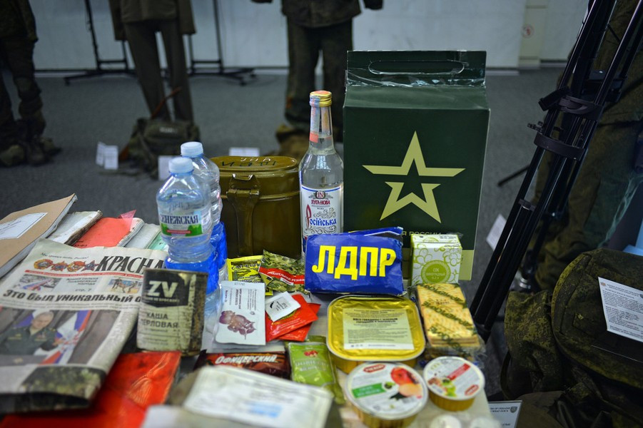 Với quân đội Nga, một khẩu phần dã chiến có món ăn đóng hộp, ví như các món hầm với thịt và rau. Đồ ăn nhẹ bao gồm bánh quy giòn, pate, mứt, phô mai và sô cô la.