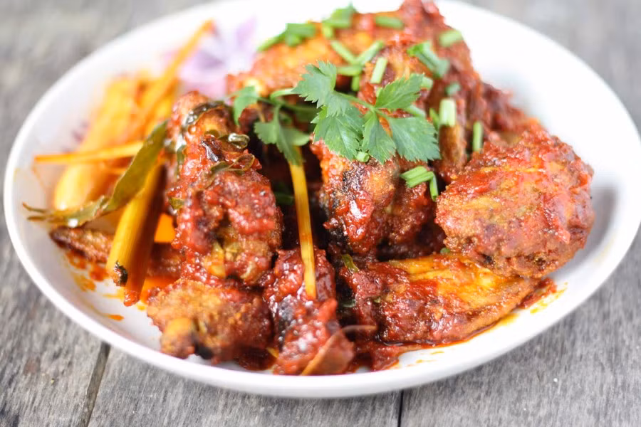 Khẩu phần ăn của Quân đội Malaysia bao gồm thịt bò, gà, cà ri cá, tôm, đậu phụ và rau, dứa hoặc đu đủ đóng hộp, cháo đậu đen, bánh quy và mứt.