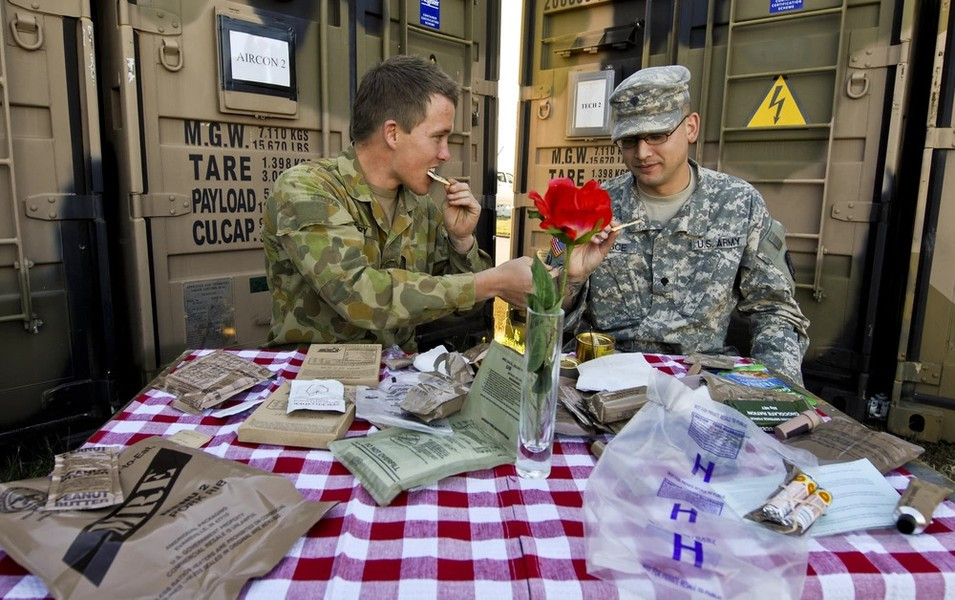 Khẩu phần của binh sĩ Australia gồm thịt bò Kai Si Ming, thịt bò với mì spaghetti, xúc xích, thịt gà với mì ống và rau, bánh quy, phô mai, mứt…