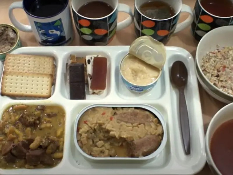 Khẩu phần ăn liền của lính Đan Mạch gồm một bữa ăn chính và các thực phẩm khác như thanh năng lượng, trái cây và các loại hạt khô, bánh quy cứng và pa tê thịt.