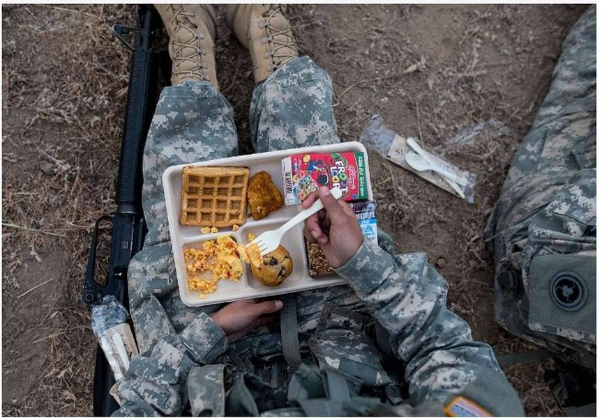  Bữa ăn ăn sẵn của lính Mỹ gồm 1 món chính (có 24 thực đơn, bao gồm cả món chay, v.v.), bánh quy giòn, phết (phô mai, bơ đậu phộng hoặc thạch), bột uống trái cây và món tráng miệng (bánh ngọt, kẹo, bánh quy hoặc trái cây).