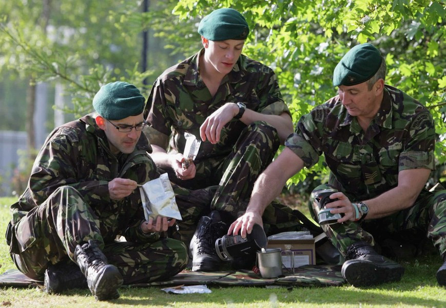 Điều thú vị là trải qua nhiều cải tiến cả về mặt dinh dưỡng lẫn công nghệ, những khẩu phần ăn này gồm nhiều thực đơn, được thiết kế riêng cho phù hợp với khẩu vị mỗi nước. Các khẩu phần ăn trong quân đội cũng chia thành bữa sáng, bữa trưa, bữa tối… đảm bảo đủ dinh dưỡng, với thực đơn khá đa dạng. Hầu hết đều có kèm một số dạng súp ăn liền, cà phê hòa tan, trà, sữa/kem, nước ép trái cây, sô cô la, muối và đường. 