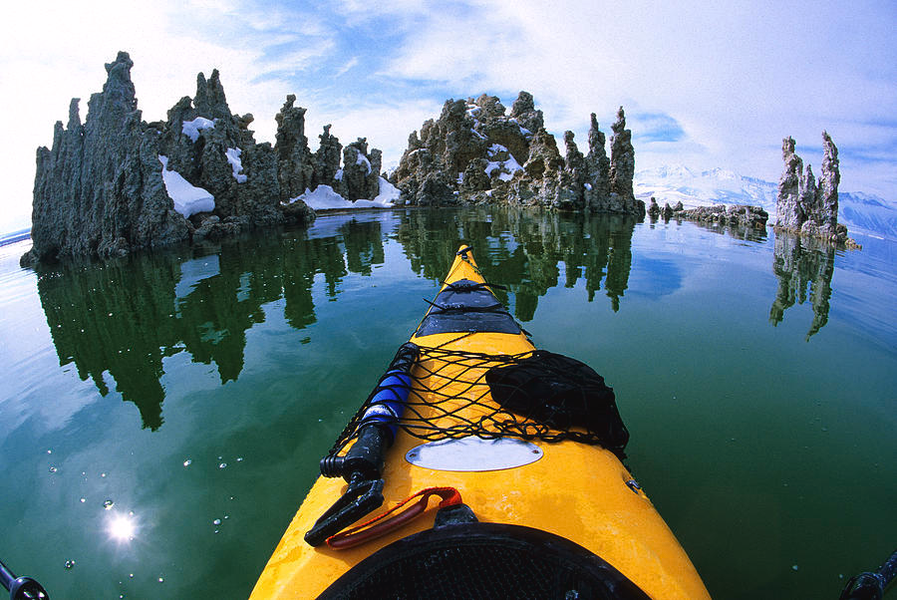 Ngoài tháp Tufa ở Hồ Mono còn có đá bọt, thảm thực vật chết và bất kỳ thứ gì khác có thể rơi vào hồ. Ảnh: Monocounty.