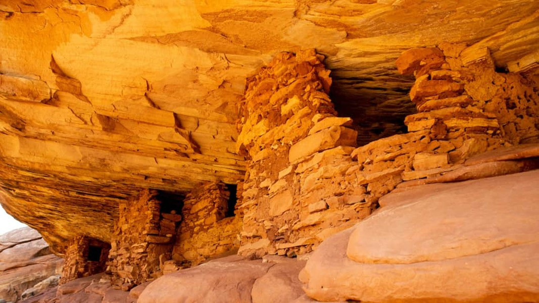 Hẻm núi Grand Canyon nằm bên bờ sông Colorado qua hàng triệu năm bào mòn bởi nước chảy, hẻm núi đá lộ ra màu sắc rực rỡ. 