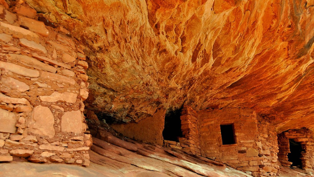 Những tảng đá của vách núi nơi ngôi nhà được xây dựng giống như những ngọn lửa khi được ánh sáng mặt trời chiếu rọi.