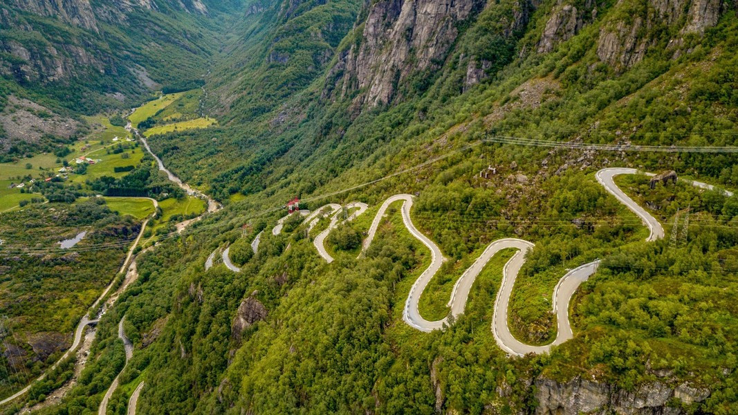 Kết thúc con đường là một đường hầm có dốc dài 1.100m với độ cong 340 độ cùng 3 khúc cua gắt bên trong.