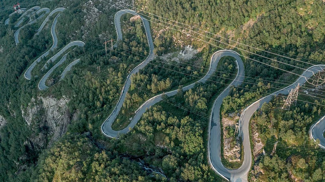 Cung đường này nằm bên vách núi dựng đứng trên vịnh hẹp Lysefjorden ở Na Uy.