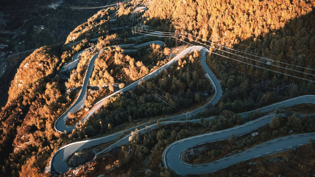 Với đặc thù uốn lượn đặc biệt, du khách đã liên tưởng giống như trò chơi tàu lượn siêu tốc mạo hiểm ở các khu vui chơi.