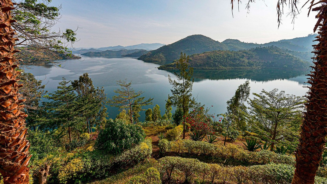  Mặc dù được đánh giá là hồ có phong cảnh hùng vỹ nhưng bên dưới lại ẩn chứa mối đe dọa tiềm tàng