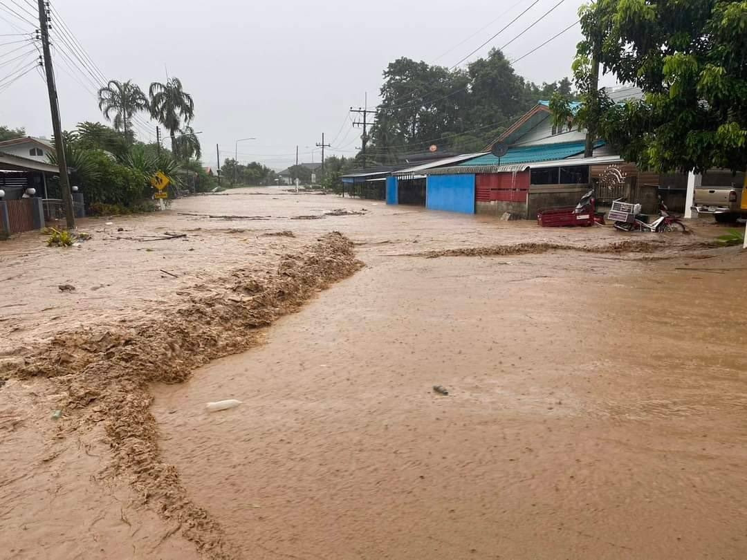 Mưa lớn gây lũ lụt nghiêm trọng ở miền Bắc Thái Lan - Hình 2 Mua lon gay lu lut nghiem trong o mien Bac Thai Lan-Hinh-2