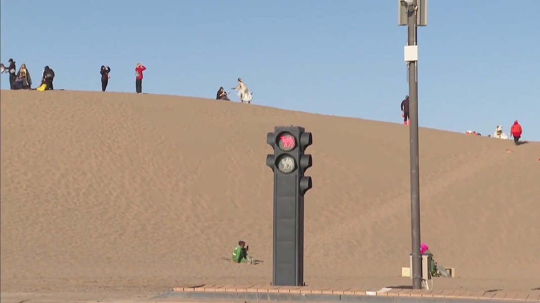 Thời gian chờ kéo dài quá lâu khiến nhiều du khách buộc phải chuyển hướng và tự đi đường bộ.