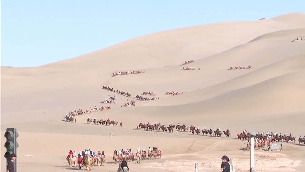 Đến với Đôn Hoàng, du khách thường không thể bỏ lỡ trải nghiệm cưỡi trên lưng lạc đà đi dạo quanh sa mạc tại con đường tơ lụa cổ xưa.