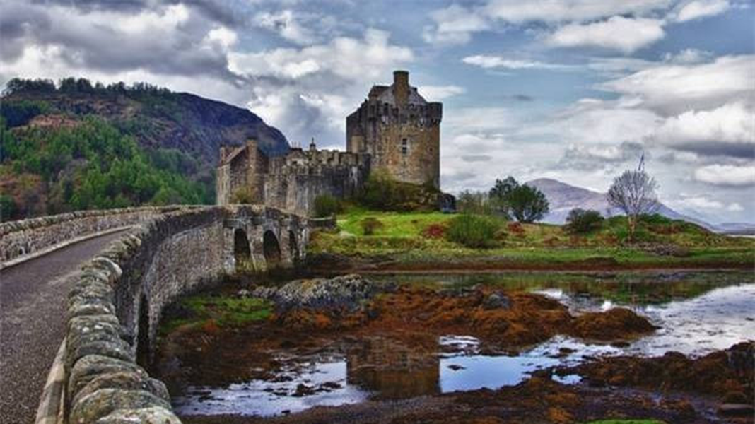 Eilean Donan - Loch Duich, Scotland chưa đựng một vẻ đẹp kỳ bí với một khung cảnh thiên nhiên nhiều màu sắc.